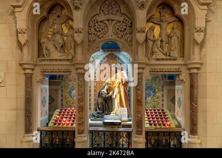 Cobh, Irlande - 15 août 2022 : vue rapprochée d'une des chapelles latérales à l'intérieur de la cathédrale de Cobh Banque D'Images