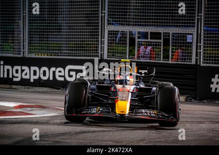 Marina Bay, Singapour, 30th septembre 2022, Sergio Perez, du Mexique, est en compétition pour Red Bull Racing. Pratique, partie 17 du championnat de Formule 1 2022. Crédit : Michael Potts/Alay Live News Banque D'Images