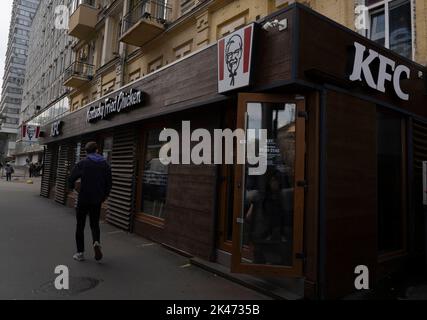 Kiev, Ukraine. 30th septembre 2022. Chaîne alimentaire rapide KFC vue ouverte à Kiev. Le magasin a déjà repris ses activités en mai. Credit: SIPA USA/Alay Live News Banque D'Images