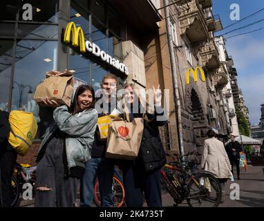 Kiev, Ukraine. 30th septembre 2022. (De L à R) Valeria, 22 Andrew, 23 ans et Anna, 23 ans ont vu porter leur premier repas McDonald's depuis la réouverture du restaurant. « Il est très important pour notre pays que les grandes entreprises décident de revenir et de rouvrir leurs magasins. Cela signifie que l'Ukraine est en sécurité et qu'elle aide notre économie. Bien que KFC ait déjà repris ses activités, McDonald’s nous manque. » Valeria a déclaré qu'ils avaient vu l'annonce sur Telegram et qu'ils avaient décidé de venir prendre des plats à emporter pour le déjeuner. Credit: SIPA USA/Alay Live News Banque D'Images