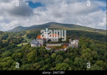 Smolenice, Slovaquie - 26 septembre 2022 : paysage du château de Smolenice dans les petits Carpates, dans une forêt verte de la fin de l'été Banque D'Images