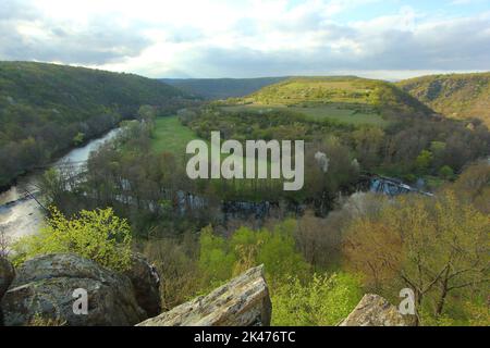 Vue sur la source depuis le point de vue des neuf moulins (Devět mlýnů) sur le vignoble de Šobes et la vallée de la Dyje dans le parc national de Podyjí, Czèchia Banque D'Images