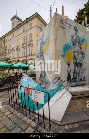 Des débris d'un avion de chasse russe exposés sur la place Rynok, à Lviv, en Ukraine Banque D'Images