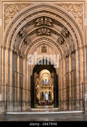 Canterbury, Royaume-Uni - 10 septembre 2022 : vue sur la porte de croisement et les arches élaborées de la nef centrale au Quire à l'intérieur du Canterbu Banque D'Images