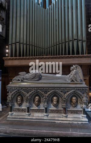 Chester, Royaume-Uni - 26 août 2022 : vue verticale de la tombe de l'évêque et des tuyaux d'orgue de l'église à l'intérieur de la cathédrale historique de Chester Banque D'Images