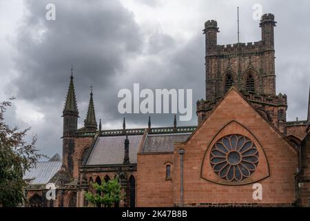 Chester, Royaume-Uni - 26 août 2022 : détail architectural de la cathédrale historique de Chester à Cheshire sous un ciel couvert Banque D'Images