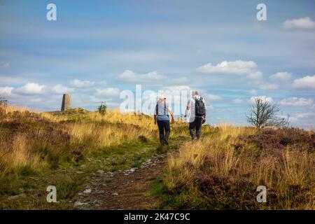 Les personnes marchant sur la réserve naturelle de Staffordshire Wildlife Trusts Gun Hill sur Gun Moor dans le quartier de pointe de Staffordshire moorlands Banque D'Images