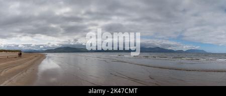 Inch Strand, Irlande - 5 août, 2022: paysage panoramique de Inch Strand dans la baie de Dingle avec des personnes marchant sur la plage Banque D'Images