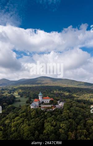 Smolenice, Slovaquie - 26 septembre 2022 : vue verticale du château de Smolenice dans les petits Carpates, dans une forêt verte de la fin de l'été Banque D'Images