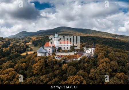 Smolenice, Slovaquie - 26 septembre 2022 : paysage du château de Smolenice dans les petits Carpates au début de l'automne avec couleurs de feuillage d'automne Banque D'Images