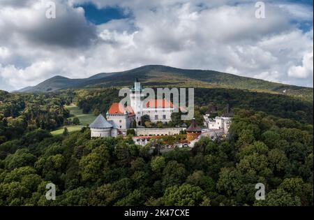 Smolenice, Slovaquie - 26 septembre 2022 : paysage du château de Smolenice dans les petits Carpates, dans une forêt verte de la fin de l'été Banque D'Images