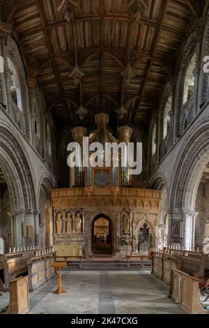 St Davids, Royaume-Uni - 28 août 2022 : vue rapprochée de l'orgue historique de la cathédrale St Davids de Pembrokeshire Banque D'Images