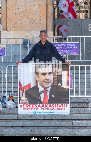 Tbilissi, Géorgie - 12 septembre 2022 : un piquet de grève pour une seule personne en faveur de la libération de Mikheil Saakashvili à côté du Parlement géorgien. Banque D'Images