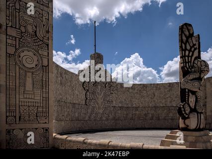 Sculpture de cercle de circulation monumento a la patria dans la ville de Mérida au Mexique. Sculpté à la main pour honorer l'héritage maya des peuples indigènes mexicains. Banque D'Images