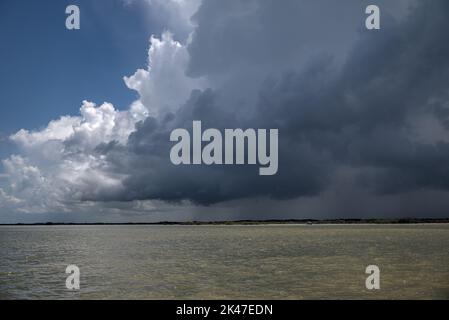 Les nuages de front d'orage roulent au-dessus de la côte du golfe du Mexique pendant la saison des ouragans lorsque les orages quotidiens sont fréquents. Banque D'Images