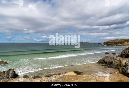 Vue sur la baie de St. Ives à Cornwall et petite plage près de Gwithian avec le phare de Godrevy en arrière-plan Banque D'Images