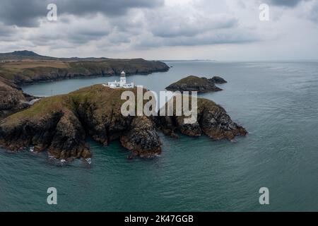 Vue aérienne sur le paysage de la côte de Pembrokeshire avec le phare historique de Strumble Head Banque D'Images