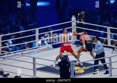 11-28-2015 Düsseldorf , Allemagne. Tyson Fury se dérobe à la main gauche de la boxe Wladimir Klitschko à düsseldorf. Tony Weeks arbitre, Carl Froch- commentaire Banque D'Images