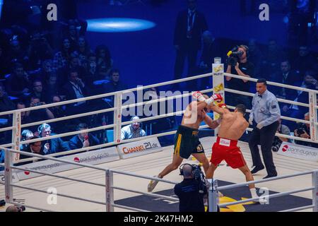 11-28-2015 Düsseldorf, Allemagne. Wladimir Klitschko manque à gauche et Tyson Fury tente de tirer avec une main droite. T. Weeks - arbitre, Carl F. Banque D'Images