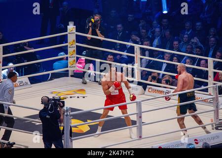 11-28-2015 Düsseldorf, Allemagne. Danse fury - il est plus léger sur ses pieds que le Klitschko, âgé de 40 ans. Dans le hall - l'annonceur américain Michael Banque D'Images