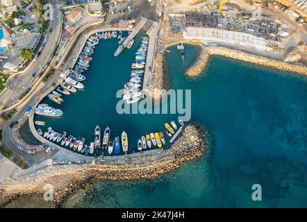 Port de pêche de paysages aériens de drones à pernera Protaras Chypre. Bateaux de pêche amarrés dans le port Banque D'Images