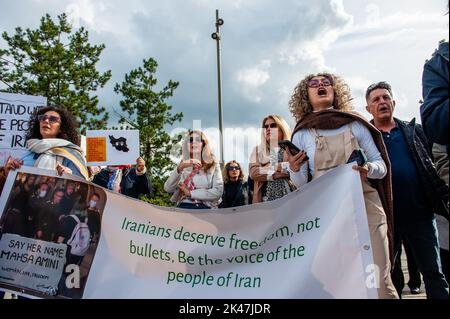 Les femmes iraniennes crient des slogans tout en tenant une bannière pendant la manifestation. Le peuple iranien s'est réuni devant la Cour pénale internationale, à la Haye, pour faire entendre la voix du peuple iranien et appeler à la justice pour les crimes et violences systématiques commis par les autorités du régime islamique contre les Iraniens. Les manifestations en Iran et dans le monde entier se sont intensifiées cette semaine suite à la mort de Mahsa Amini, 22 ans, en garde à vue après son arrestation pour avoir soi-disant porté son foulard trop lâche. (Photo par Ana Fernandez/SOPA Images/Sipa USA) Banque D'Images