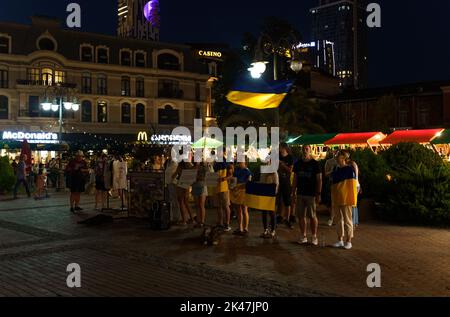 BATUMI, GÉORGIE, AGARIA - 30 AOÛT 2022 : action contre la guerre en Ukraine. Personnes avec des drapeaux sur la place de l'Europe dans la soirée. Banque D'Images