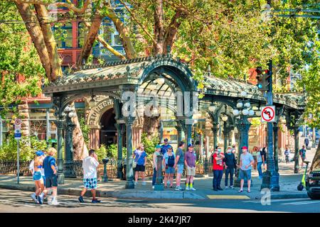 Pedesouches attendent à côté de l'historique Pioneer Square Pergola dans le centre-ville de Seattle Washington USA Banque D'Images