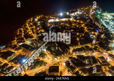 Vue aérienne la ville de Kavala la nuit, dans le nord de la Grèce, l'ancien aqueduc de Kamares, les maisons et le mur de la ville médiévale Banque D'Images