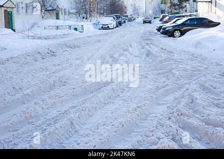 cour d'hiver avec neige non défriché, difficultés à conduire des voitures Banque D'Images