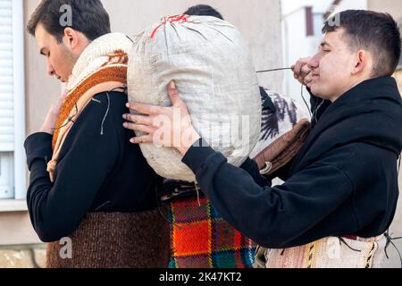 Volakas,Grèce-7 janvier 2022: Dans le village de Volakas, à Drama, chaque janvier (6-8) refait la coutume de 'Harapia', signifie 'homme noir', car o Banque D'Images