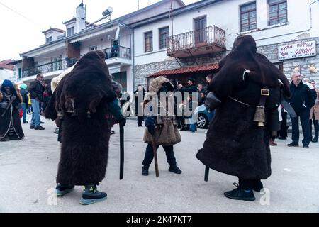 Volakas,Grèce-7 janvier 2022: Dans le village de Volakas, à Drama, chaque janvier (6-8) refait la coutume de 'Harapia', signifie 'homme noir', car o Banque D'Images