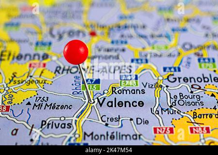 Carte de Valence. Gros plan de la carte de Valence avec une épingle rouge. Carte avec point rouge de Valence en France. Banque D'Images