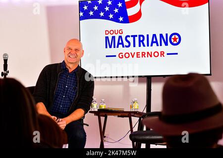 Philadelphie, États-Unis. 30th septembre 2022. Le candidat républicain au poste de gouverneur de Pennsylvanie, Doug Matriano, assiste à une assemblée générale dans le nord de Philadelphie, en Pennsylvanie, aux États-Unis, sur 30 septembre 2022. Matriano court contre le candidat démocrate Josh Shapiro, procureur général de Pennsylvanie, dans une course surveillée de près. Crédit : OOgImages/Alamy Live News Banque D'Images