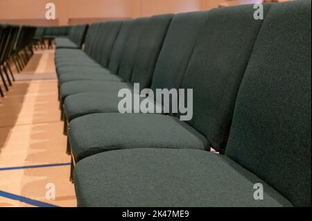 mise au point sélective sur un coussin de siège rembourré d'une rangée de chaises dans un auditorium. Banque D'Images