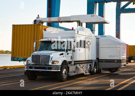 CBP effectue des inspections NII ou non intrusives sur des conteneurs portuaires au port de Philadelphie. Photo de James Tourtellotte Banque D'Images