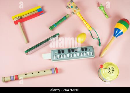 Instruments de musique jouets pour enfants. Sifflets en bois colorés, hochet, instrument à percussion, orgue d'harmonica et clacker dans la version enfant Banque D'Images