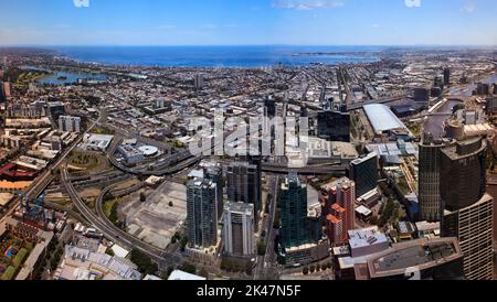 Vue panoramique de la ville de Melbourne jusqu'au port de la baie de Port Phillip et au bord de l'eau depuis l'altitude de la tour du centre-ville. Banque D'Images