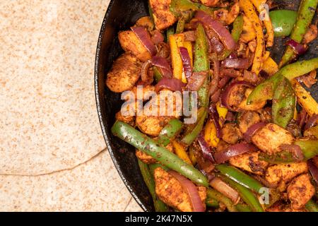 Roulés de fajita de poulet et casserole Banque D'Images