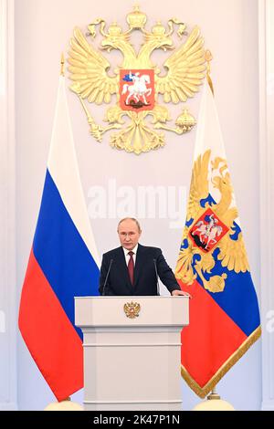 Moscou, Russie. 30th septembre 2022. Le président russe Vladimir Poutine prononce un discours lors d'une cérémonie qui a officiellement annexé quatre régions d'Ukraine actuellement occupées par des troupes russes - Lugansk, Donetsk, Kherson et Zaporizhzhia, au Kremlin à Moscou, en Russie, vendredi, 30 septembre 2022. Les dirigeants séparatistes des régions annexées de Donetsk, Lugansk, Kherson et Zaporizhzhya sont arrivés à Moscou pour signer des traités visant à amorcer le processus d'absorption de certaines parties de l'Ukraine en Russie. Photo par Kremlin Pool/UPI Credit: UPI/Alay Live News Banque D'Images