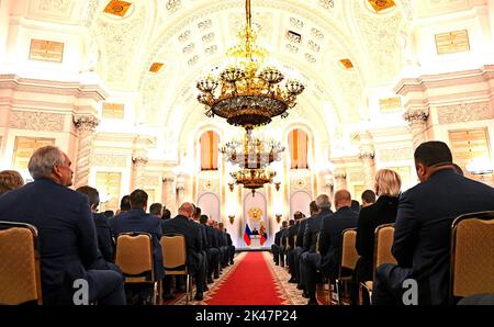 Moscou, Russie. 30th septembre 2022. Le président russe Vladimir Poutine prononce un discours lors d'une cérémonie qui a officiellement annexé quatre régions d'Ukraine actuellement occupées par des troupes russes - Lugansk, Donetsk, Kherson et Zaporizhzhia, au Kremlin à Moscou, en Russie, vendredi, 30 septembre 2022. Les dirigeants séparatistes des régions annexées de Donetsk, Lugansk, Kherson et Zaporizhzhya sont arrivés à Moscou pour signer des traités visant à amorcer le processus d'absorption de certaines parties de l'Ukraine en Russie. Photo par Kremlin Pool/UPI Credit: UPI/Alay Live News Banque D'Images