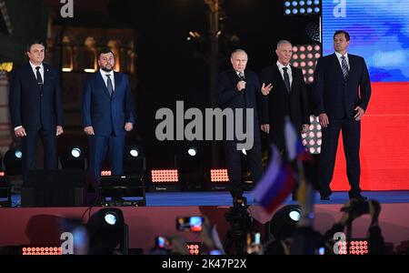 Moscou, Russie. 30th septembre 2022. Le président russe Vladimir Poutine s'adresse à un rassemblement et à un concert marquant l'annexion de quatre régions d'Ukraine que les troupes russes occupent actuellement - Lugansk, Donetsk, Kherson et Zaporizhjhia, vendredi sur la place Rouge dans le centre de Moscou, en Russie, 30 septembre 2022. Les dirigeants séparatistes des régions annexées de Donetsk, Lugansk, Kherson et Zaporizhzhya sont arrivés à Moscou pour signer des traités visant à amorcer le processus d'absorption de certaines parties de l'Ukraine en Russie. Photo par Kremlin Pool/UPI Credit: UPI/Alay Live News Banque D'Images