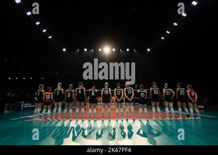 Arnhem, pays-Bas. 30th septembre 2022. Les Tigres jaunes belges photographiés avant un match de volley-ball entre les pays-Bas et l'équipe nationale belge des femmes les Tigres jaunes, vendredi 30 septembre 2022 à Arnhem pendant la phase de billard (jeu 4 de 5) des championnats du monde de volley-ball pour femmes. Le tournoi a lieu de 23 septembre jusqu'à 15 octobre 2022. BELGA PHOTO LUC CLAESSEN crédit: Belga News Agency/Alay Live News Banque D'Images