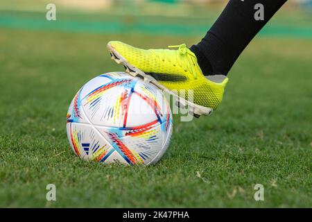 Adidas lance la balle de match officielle pour la coupe du monde de la FIFA 2022 du Qatar sous le nom « AL RIHLA », qui signifie « Journey » en anglais. Gros plan et foyer sélectif Banque D'Images