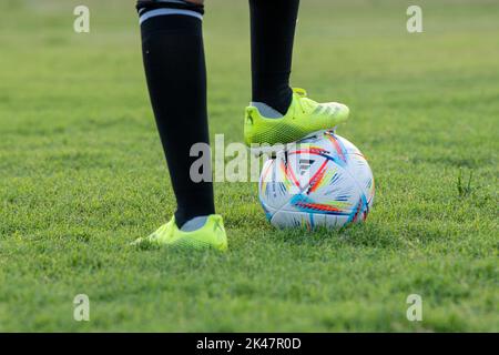 Adidas lance la balle de match officielle pour la coupe du monde de la FIFA 2022 du Qatar sous le nom « AL RIHLA », qui signifie « Journey » en anglais. Gros plan et foyer sélectif Banque D'Images