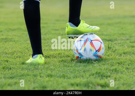 Adidas lance la balle de match officielle pour la coupe du monde de la FIFA 2022 du Qatar sous le nom « AL RIHLA », qui signifie « Journey » en anglais. Gros plan et foyer sélectif Banque D'Images