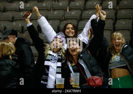 Newcastle, Royaume-Uni. 10th septembre 2022. Les partisans des Falcons célèbrent après le match de première division de Gallagher entre Newcastle Falcons et Bristol à Kingston Park, Newcastle, le vendredi 30th septembre 2022. (Credit: Chris Lishman | MI News) Credit: MI News & Sport /Alay Live News Banque D'Images