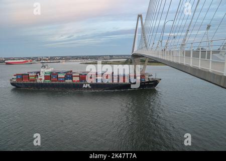 Un bateau à conteneurs passe sous le pont Arthur Ravenel Jr., qui traverse la rivière Cooper à Charleston, S.C. la rivière fait partie du projet d'approfondissement Charleston Harbour Post 45, Ce qui fera le port de Charleston plus profond et plus large pour accueillir des navires plus grands à appeler sur le port de Charleston. Le projet fera du chenal le plus profond de la côte est des États-Unis, à 52 pieds. (É.-U. Photo de l'armée par Patrick Bloodgood) Banque D'Images