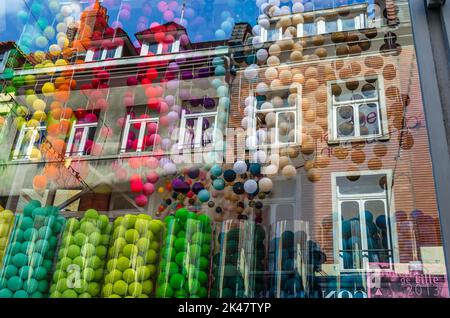 LILLE, FRANCE - 17 AOÛT 2013 : vitrine colorée décorée de nombreux ballons à Lille, dans le nord de la France Banque D'Images