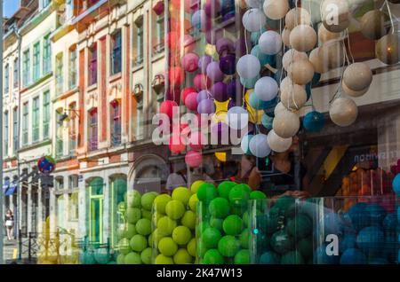 LILLE, FRANCE - 17 AOÛT 2013 : vitrine colorée décorée de nombreux ballons à Lille, dans le nord de la France Banque D'Images